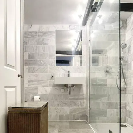 Pass The Keys Stunning Flat Within Walls Apartment *