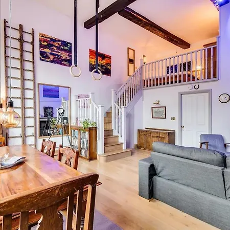 Pass The Keys Stunning Flat Within Walls *